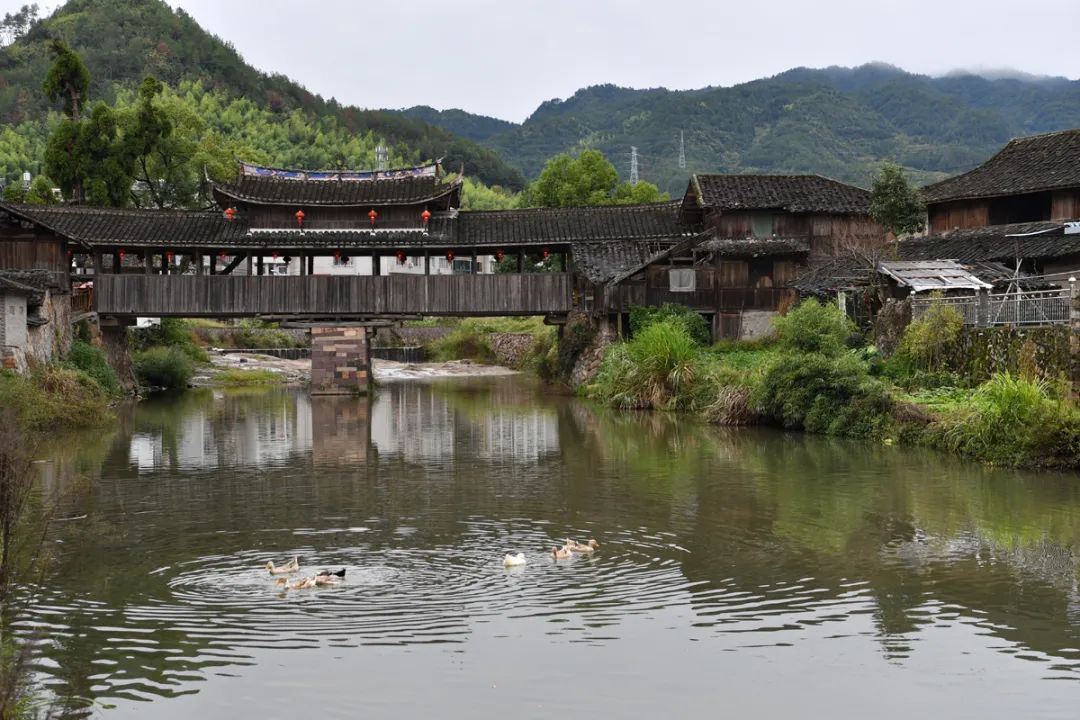 【永庆桥】位于泰顺县三魁镇,为伸臂木平廊桥,建于清嘉庆二年(1797).